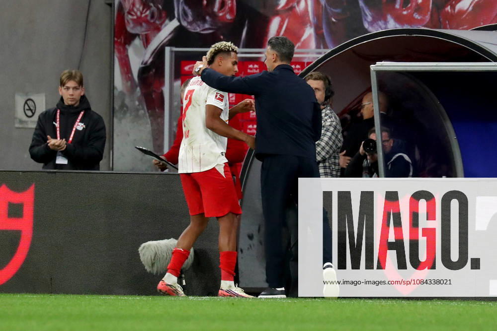 Fussball 1.Bundesliga, RB Leipzig - Eintracht Frankfurt v.l. Auswechslung Antonio Nusa (RB Leipzig) Trainer Coach Martin Demichelis (RB Leipzig) Leipzig