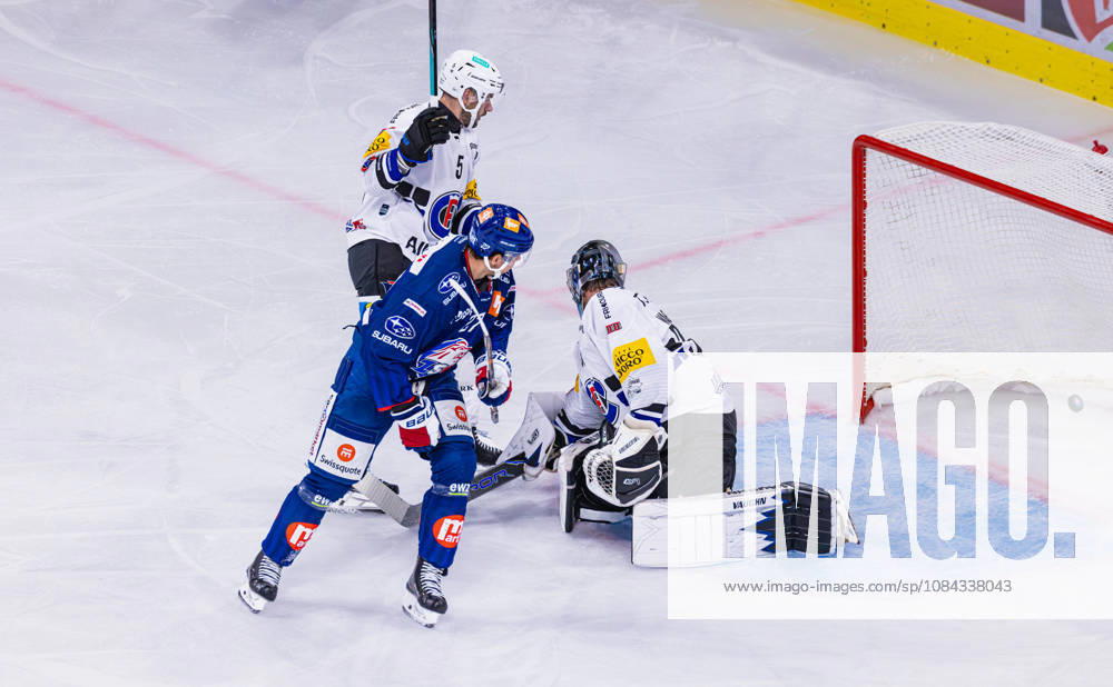 Ice hockey, Eishockey National League Regular Season - ZSC Lions vs HC Frib Zurich, Switzerland, 10th Oct 2026: 4th minute 27 Derek Grant (ZSC Lions) sees the puck behind goaltender 35 Ludovic Waeber (Fribourg). Defenseman 5 Simon Seiler (Fribourg) has no chance.