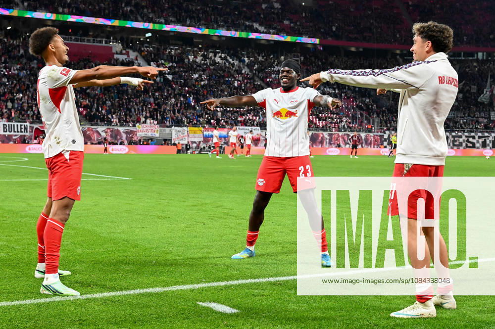 Fußball I Herren I Saison 2026-2027 I Bundesliga I 5. Spieltag I RB Leipzig - Eintracht Frankfurt I 10.10.2026 Torjubel Tidiam Gomis (27, RB Leipzig), Junior Castello Lukeba (23, RB Leipzig) und Neil El Aynaoui (21, RB Leipzig) Leipzig Red Bull Arena Sachsen Deutschland