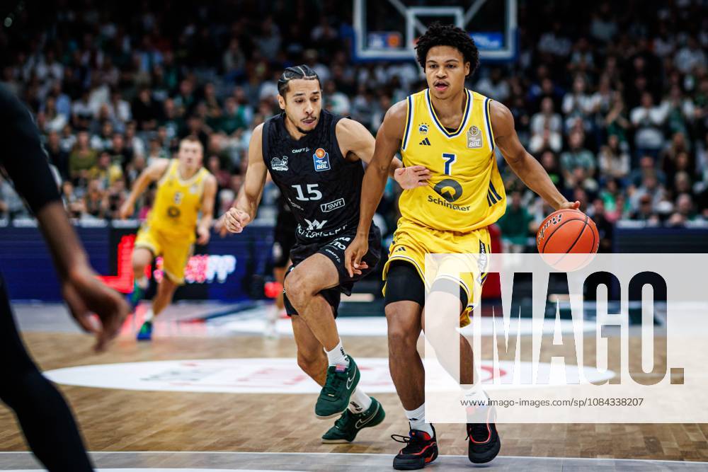 Jack Kayil (Alba Berlin) im Zweikampf mit Jordan Roland (Gladiators Trier), Aktion Action Vet Concept Gladiators Trier vs Alba Berlin, Basketball, easyCredit BBL, 5. Spieltag, Saison 2026 2027, 10.10.2026 Vet Concept Gladiators Trier vs Alba Berlin, Basketball, easyCredit BBL, 5. Spieltag, Saison 2026 2027