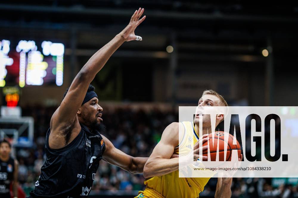 Justin Simon (Gladiators Trier) im Zweikampf mit Sam Griesel (Alba Berlin), Aktion Action Vet Concept Gladiators Trier vs Alba Berlin, Basketball, easyCredit BBL, 5. Spieltag, Saison 2026 2027, 10.10.2026 Vet Concept Gladiators Trier vs Alba Berlin, Basketball, easyCredit BBL, 5. Spieltag, Saison 2026 2027