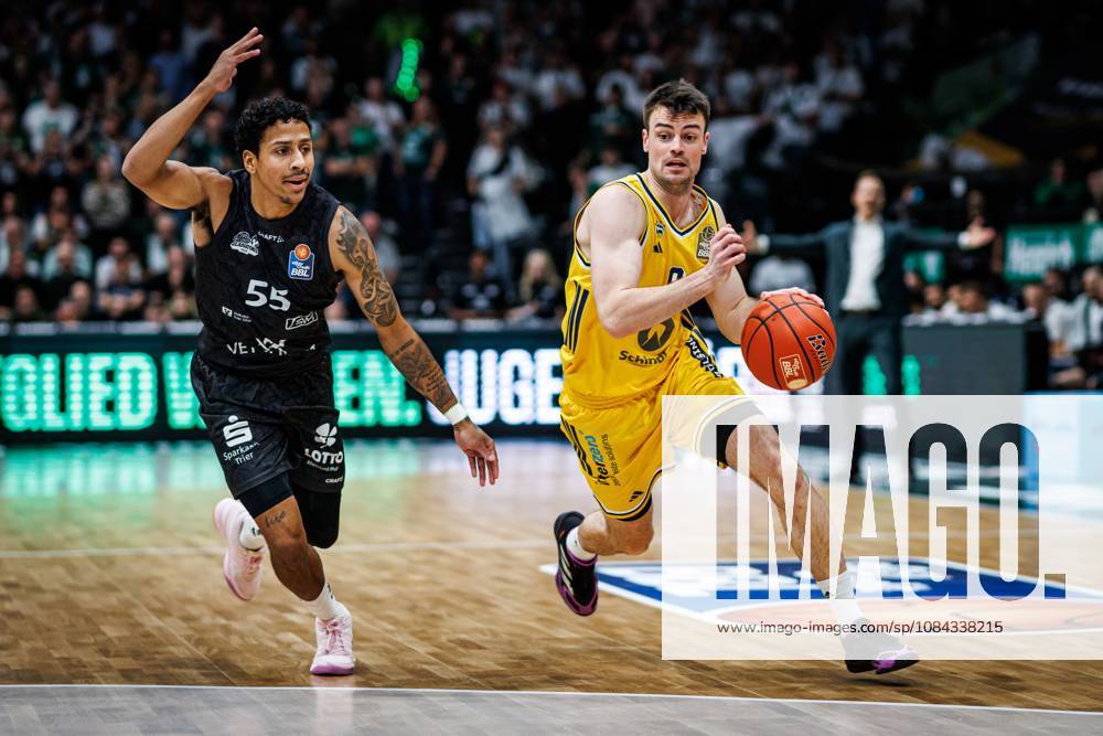 Jonas Mattisseck (Alba Berlin) im Zweikampf mit Eli Brooks (Gladiators Trier), Aktion Action Vet Concept Gladiators Trier vs Alba Berlin, Basketball, easyCredit BBL, 5. Spieltag, Saison 2026 2027, 10.10.2026 Vet Concept Gladiators Trier vs Alba Berlin, Basketball, easyCredit BBL, 5. Spieltag, Saison 2026 2027