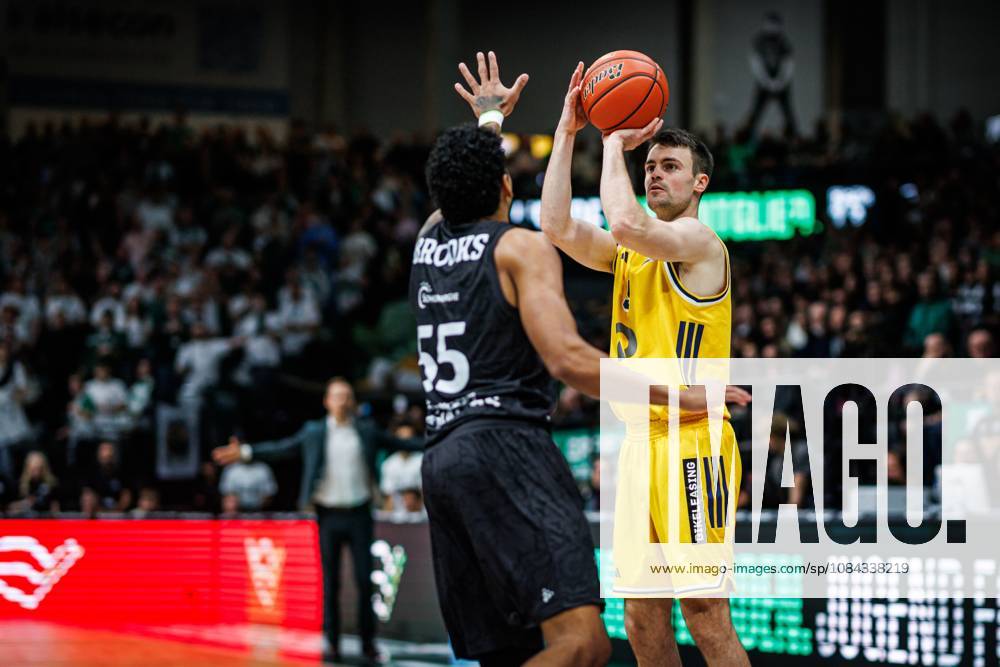 Jonas Mattisseck (Alba Berlin) im Zweikampf mit Eli Brooks (Gladiators Trier), Aktion Action Vet Concept Gladiators Trier vs Alba Berlin, Basketball, easyCredit BBL, 5. Spieltag, Saison 2026 2027, 10.10.2026 Vet Concept Gladiators Trier vs Alba Berlin, Basketball, easyCredit BBL, 5. Spieltag, Saison 2026 2027