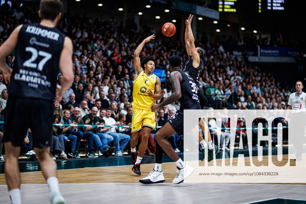 Jack Kayil (Alba Berlin) im Zweikampf mit Ejiofor Onu (Gladiators Trier) und Jordan Roland (Gladiators Trier), Aktion Action Vet Concept Gladiators Trier vs Alba Berlin, Basketball, easyCredit BBL, 5. Spieltag, Saison 2026 2027, 10.10.2026 Vet Concept Gladiators Trier vs Alba Berlin, Basketball, easyCredit BBL, 5. Spieltag, Saison 2026 2027