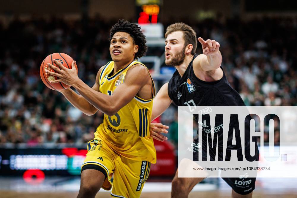 Jack Kayil (Alba Berlin) im Zweikampf mit Moritz Krimmer (Gladiators Trier), Aktion Action Vet Concept Gladiators Trier vs Alba Berlin, Basketball, easyCredit BBL, 5. Spieltag, Saison 2026 2027, 10.10.2026 Vet Concept Gladiators Trier vs Alba Berlin, Basketball, easyCredit BBL, 5. Spieltag, Saison 2026 2027