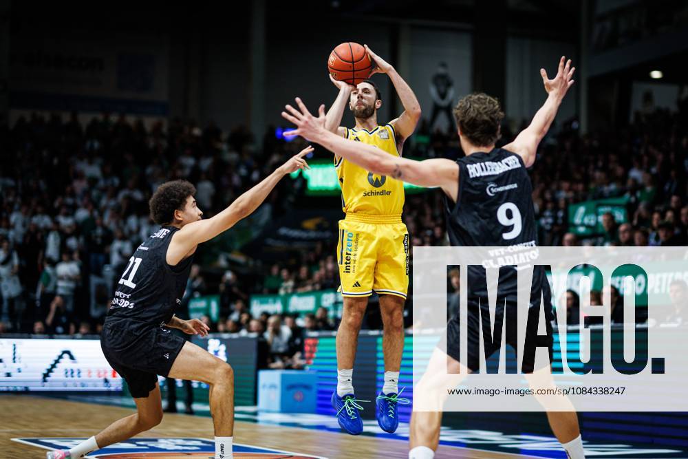 Jordan Ford (Alba Berlin) im Zweikampf mit Evans Rapieque (Gladiators Trier) und Marco Hollersbacher (Gladiators Trier), Aktion Action Vet Concept Gladiators Trier vs Alba Berlin, Basketball, easyCredit BBL, 5. Spieltag, Saison 2026 2027, 10.10.2026 Vet Concept Gladiators Trier vs Alba Berlin, Basketball, easyCredit BBL, 5. Spieltag, Saison 2026 2027