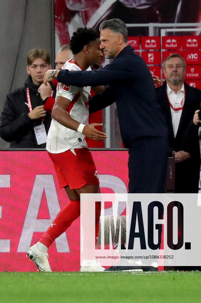 Fussball 1.Bundesliga, RB Leipzig - Eintracht Frankfurt v.l. Christopher Nkunku (RB Leipzig) Trainer Coach Martin Demichelis (RB Leipzig) Leipzig