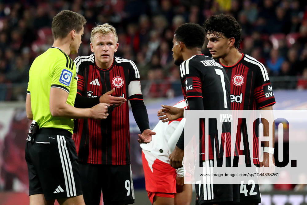 Fussball 1.Bundesliga, RB Leipzig - Eintracht Frankfurt v.l. Schiedsrichter Referee Daniel Siebert Jonathan Jonny Burkardt (Eintracht Frankfurt) Ansgar Knauff (Eintracht Frankfurt) Can Uzun (Eintracht Frankfurt) Leipzig