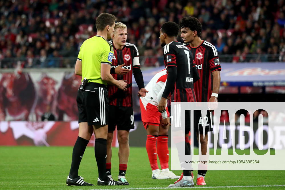 Fussball 1.Bundesliga, RB Leipzig - Eintracht Frankfurt v.l. Schiedsrichter Referee Daniel Siebert Jonathan Jonny Burkardt (Eintracht Frankfurt) Ansgar Knauff (Eintracht Frankfurt) Can Uzun (Eintracht Frankfurt) Leipzig