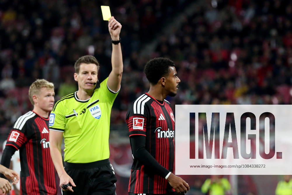 Fussball 1.Bundesliga, RB Leipzig - Eintracht Frankfurt v.l. Schiedsrichter Referee Daniel Siebert zeigt Ansgar Knauff (Eintracht Frankfurt) die gelbe Karte Leipzig