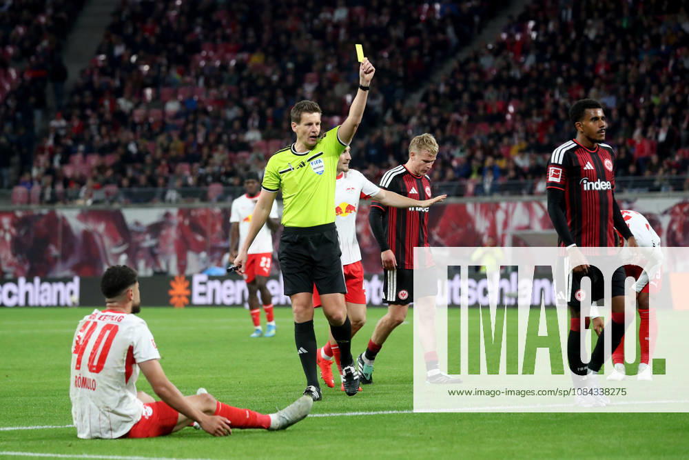 Fussball 1.Bundesliga, RB Leipzig - Eintracht Frankfurt v.l. Schiedsrichter Referee Daniel Siebert zeigt Ansgar Knauff (Eintracht Frankfurt) die gelbe Karte Leipzig