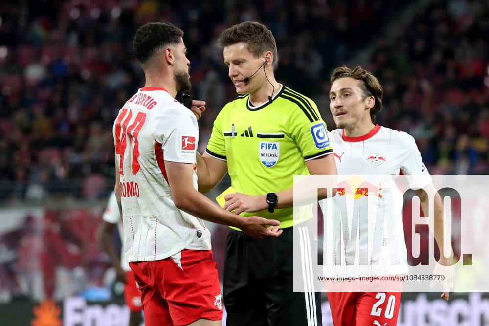 Fussball 1.Bundesliga, RB Leipzig - Eintracht Frankfurt v.l. Romulo (RB Leipzig) Schiedsrichter Referee Daniel Siebert Rocco Reitz (RB Leipzig) Leipzig