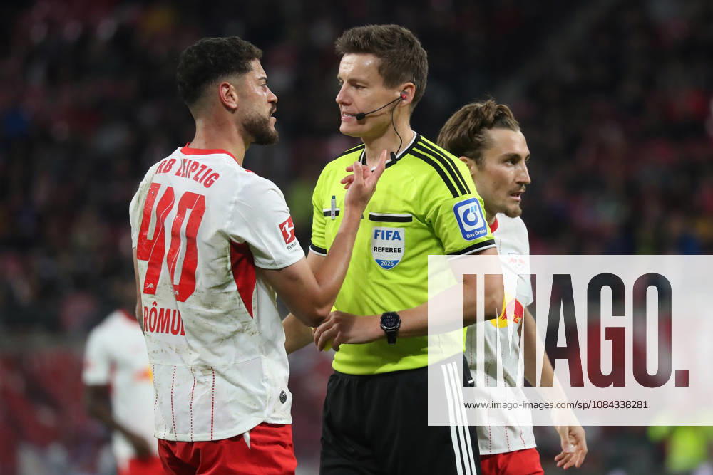 Fussball 1.Bundesliga, RB Leipzig - Eintracht Frankfurt v.l. Romulo (RB Leipzig) Schiedsrichter Referee Daniel Siebert Rocco Reitz (RB Leipzig) Leipzig