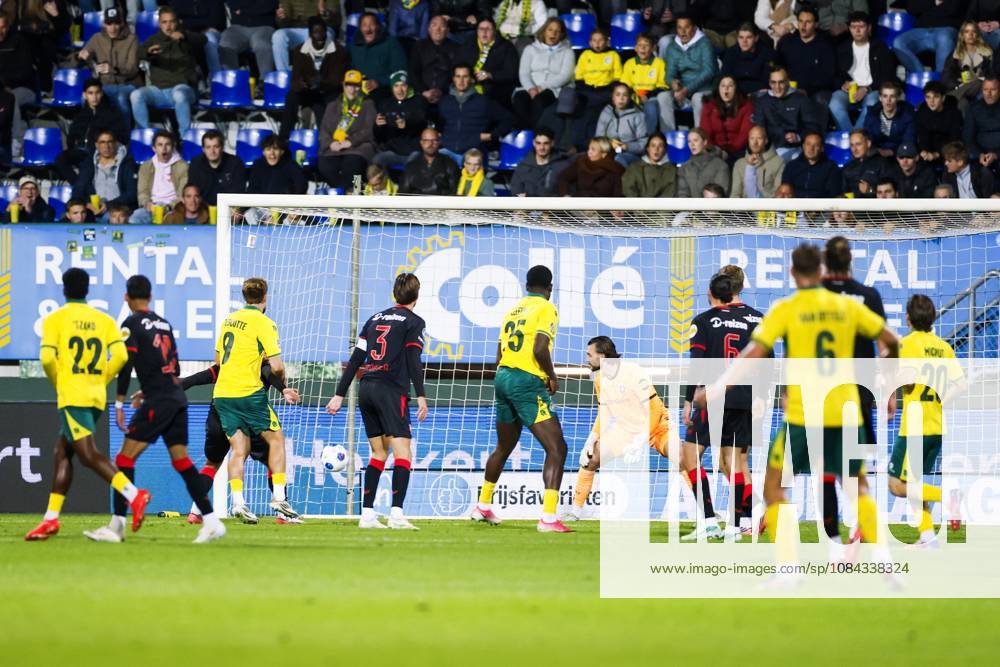 SITTARD - Anthony Descotte of Fortuna Sittard (2nd l) passes FC Twente goalkeeper Joel Drommel and scores 1-0 during the Dutch Eredivisie match between Fortuna Sittard and FC Twente at the Fortuna Sittard stadium on 10 October 2026 in Sittard, the Netherlands. IRIS VAN DEN BROEK ANP Eredivisie 2026 27 ANPxSportx IVx 572051145 originalFilename: 572051145