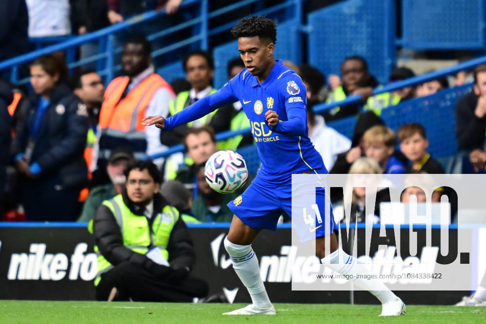 Chelsea v Bournemouth, Premier League Chelsea forward Estevao (41) Controls the ball during the Premier League match between Chelsea and Bournemouth at Stamford Bridge, London, UK on 10 October 2026. London Stamford Bridge Greater London UK Editorial use only DataCo restrictions apply See www.football-dataco.com ,