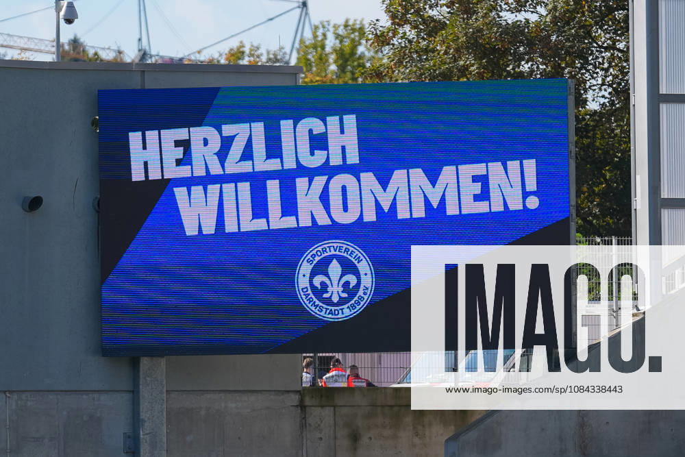 Deutschland: Fußball 2. Liga 2026 2027, 7. Spieltag - SV Darmstadt 98 vs FC Energie Cottbus - Merck-Stadion am Böllenfalltor (Darmstadt): Auf der Anzeigetafel im Stadion steht HERZLICH WILLKOMMEN