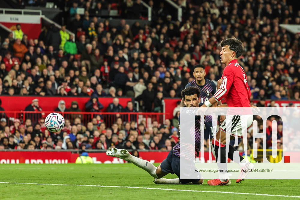 Premier League: Manchester United, ManU v Tottenham Hotspur Dominic Solanke of Tottenham Hotspur scores to make it 1-1 during the Premier League match Manchester United vs Tottenham Hotspur at Old Trafford, Manchester, United Kingdom on 10 October 2026 (Photo by Mark Cosgrove News Images) Manchester Old Trafford Greater Manchester United Kingdom