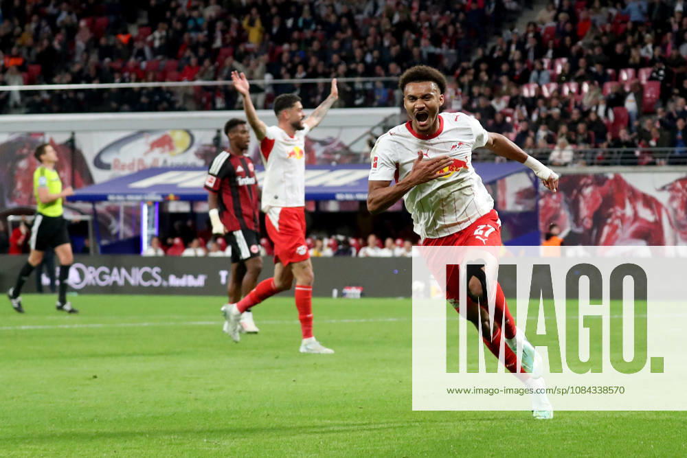 Fussball 1.Bundesliga, RB Leipzig - Eintracht Frankfurt v.l. Torjubel nach dem Tor zum celebrating the goal celebrate 6:0 durch Tidiam Gomis (RB Leipzig) Leipzig