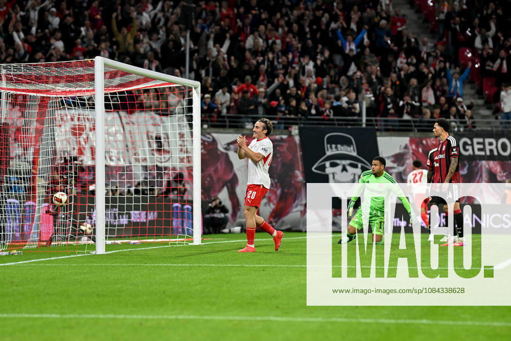 Fußball I Herren I Saison 2026-2027 I Bundesliga I 5. Spieltag I RB Leipzig - Eintracht Frankfurt I 10.10.2026 Zum 6. Mal landet der Ball im Tor von Eintracht Frankfurt, Rocco Reitz (20, RB Leipzig) jubelt, Noah Atubolu (1, Eintracht Frankfurt) kniet geschlagen auf dem Rasen, Pharrell Collins (34, Eintracht Frankfurt) (r.) Leipzig Red Bull Arena Sachsen Deutschland