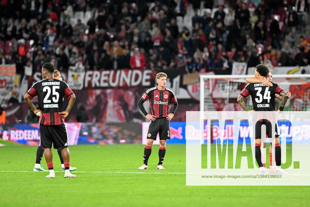 Fußball I Herren I Saison 2026-2027 I Bundesliga I 5. Spieltag I RB Leipzig - Eintracht Frankfurt I 10.10.2026 Enttäuschte Frankfurter Spieler nach dem Schlusspfiff auf dem Rasen. Leipzig Red Bull Arena Sachsen Deutschland