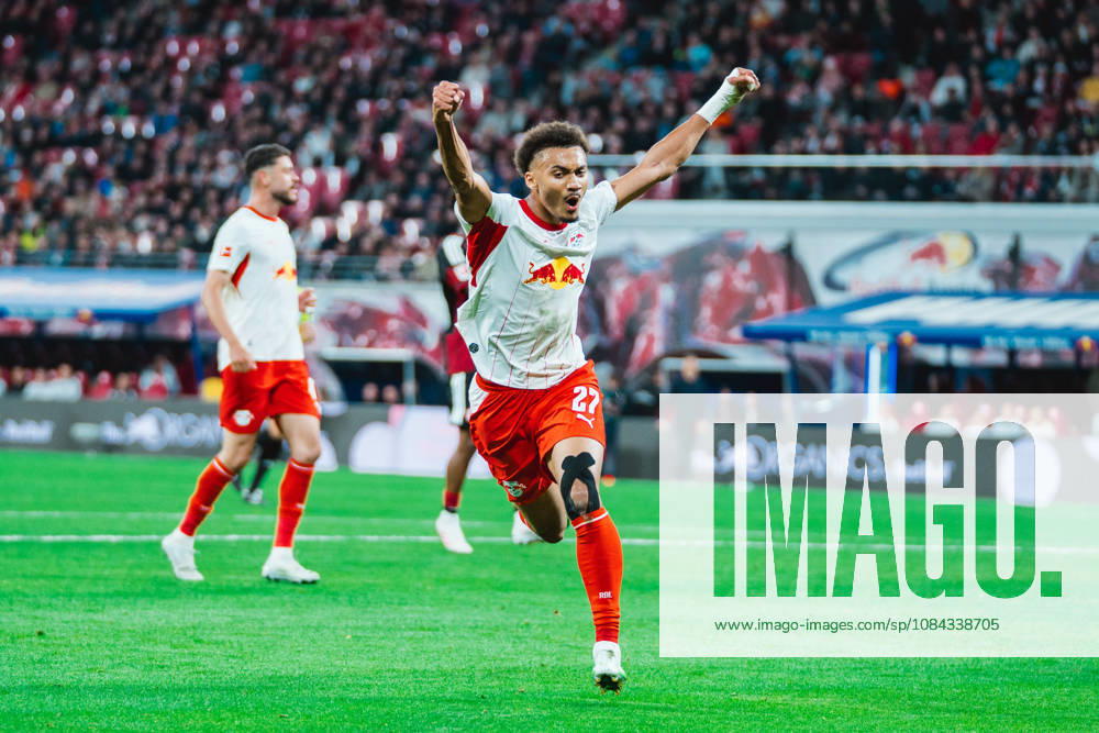 Tidiam Gomis (RB Leipzig, 27) celebrates goal number 6 for RB Leipzig RB Leipzig vs Eintracht Frankfurt, Bundesliga, Germany, Football, 26 27, GER, Leipzig, Red Bull Arena Stadium DFL regulations prohibit any use of photographs as image sequences and or quasi-video.DFL regulations prohibit any use of photographs as image sequences and or quasi-video. Leipzig Red Bull Arena, Leipzig Sachsen GER