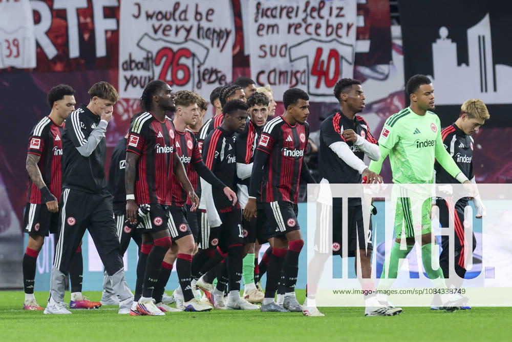 Die Spieler von Eintracht Frankfurt gehen enttaeuscht in die Kabine waehrend des spiels der 1. Bundesliga zwischen RB Leipzig und Eintracht Frankfurt, Red Bull Arena am 10. October 2026 in Leipzig, Deutschland. (Foto von Marco Steinbrenner DeFodi Images) +++ The Eintracht Frankfurt players head into the dressing room disappointed during the Bundesliga match between RB Leipzig and Eintracht Frankfurt at Red Bull Arena on October 10, 2026 in Leipzig, Germany. (Photo by Marco Steinbrenner DeFodi Images) DFB DFL REGULATIONS PROHIBIT ANY USE OF PHOTOGRAPHS AS IMAGE SEQUENCES AND OR QUASI-VIDEO. (Photo by Marco Steinbrenner DeFodi Images) -