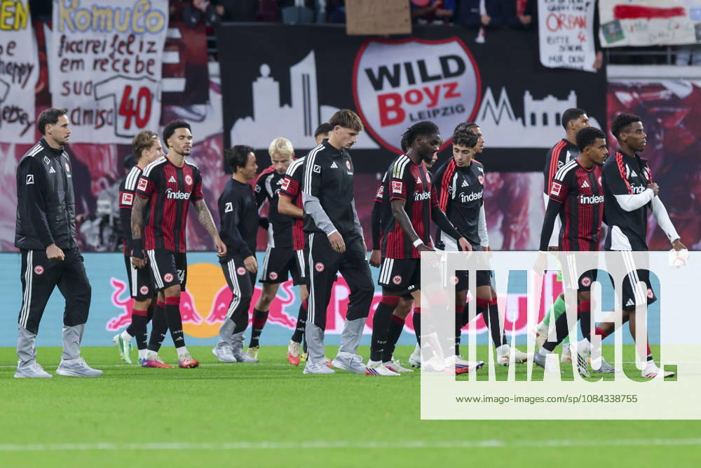 Die Spieler von Eintracht Frankfurt gehen enttaeuscht in die Kabine waehrend des spiels der 1. Bundesliga zwischen RB Leipzig und Eintracht Frankfurt, Red Bull Arena am 10. October 2026 in Leipzig, Deutschland. (Foto von Marco Steinbrenner DeFodi Images) +++ The Eintracht Frankfurt players head into the dressing room disappointed during the Bundesliga match between RB Leipzig and Eintracht Frankfurt at Red Bull Arena on October 10, 2026 in Leipzig, Germany. (Photo by Marco Steinbrenner DeFodi Images) DFB DFL REGULATIONS PROHIBIT ANY USE OF PHOTOGRAPHS AS IMAGE SEQUENCES AND OR QUASI-VIDEO. (Photo by Marco Steinbrenner DeFodi Images) -