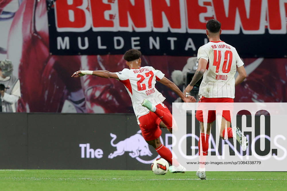 Fussball 1.Bundesliga, RB Leipzig - Eintracht Frankfurt v.l. Tidiam Gomis (RB Leipzig) Torschuetze, erzielt das Tor, Treffer, scores the goal 6:0 Leipzig