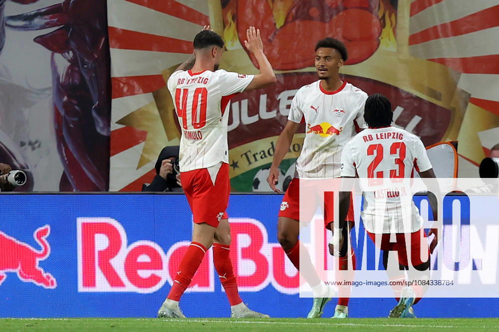 Fussball 1.Bundesliga, RB Leipzig - Eintracht Frankfurt v.l. Torjubel nach dem Tor zum celebrating the goal celebrate 6:0 durch Tidiam Gomis (RB Leipzig) Leipzig