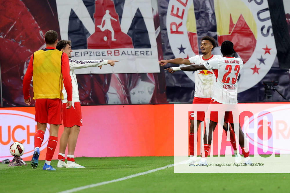 Fussball 1.Bundesliga, RB Leipzig - Eintracht Frankfurt v.l. Torjubel nach dem Tor zum celebrating the goal celebrate 6:0 durch Tidiam Gomis (RB Leipzig) Leipzig