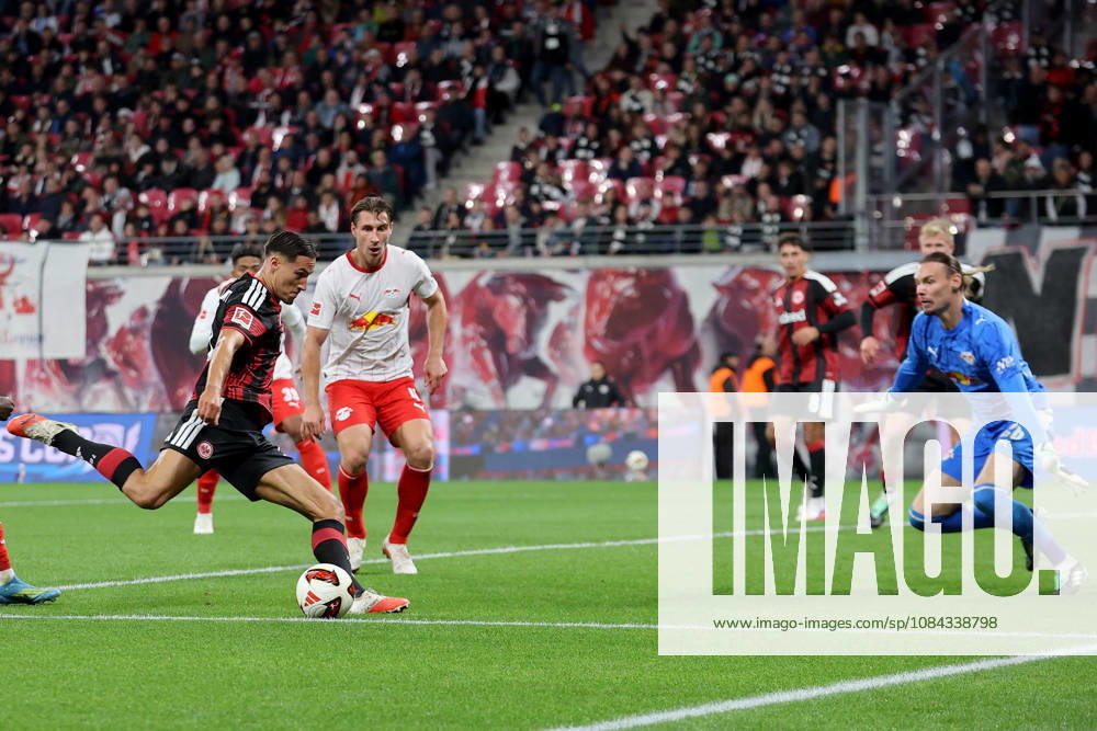 Fussball 1.Bundesliga, RB Leipzig - Eintracht Frankfurt v.l. Younes Ebnoutalib (Eintracht Frankfurt) Maarten Vandevoordt (RB Leipzig) Zweikampf, Aktion, action, battle for the ball Leipzig