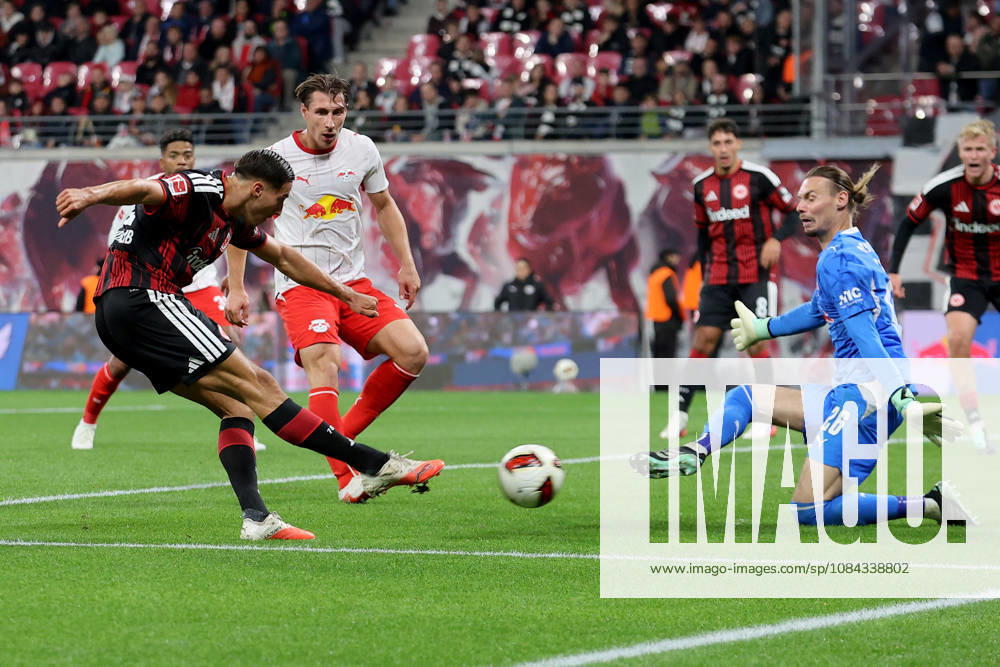Fussball 1.Bundesliga, RB Leipzig - Eintracht Frankfurt v.l. Younes Ebnoutalib (Eintracht Frankfurt) Maarten Vandevoordt (RB Leipzig) Zweikampf, Aktion, action, battle for the ball Leipzig