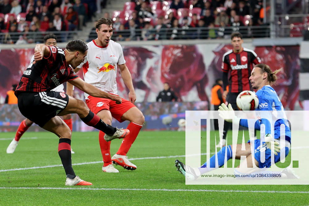 Fussball 1.Bundesliga, RB Leipzig - Eintracht Frankfurt v.l. Younes Ebnoutalib (Eintracht Frankfurt) Maarten Vandevoordt (RB Leipzig) Zweikampf, Aktion, action, battle for the ball Leipzig