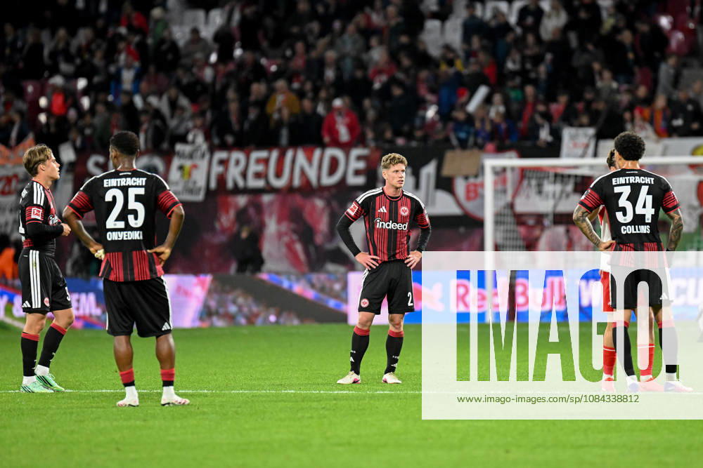 Fußball I Herren I Saison 2026-2027 I Bundesliga I 5. Spieltag I RB Leipzig - Eintracht Frankfurt I 10.10.2026 Enttäuschte Frankfurter Spieler nach dem Schlusspfiff auf dem Rasen. Leipzig Red Bull Arena Sachsen Deutschland