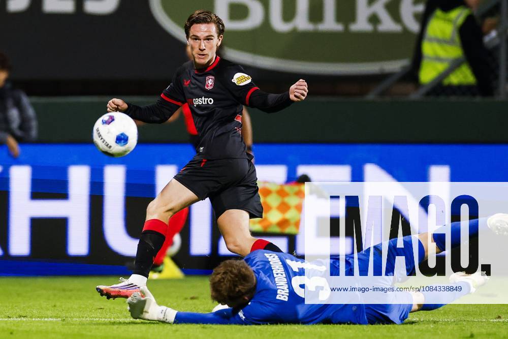 SITTARD - Daan Rots of FC Twente, Fortuna Sittard goalkeeper Mattijs Branderhorst (lr) during the Dutch Eredivisie match between Fortuna Sittard and FC Twente at the Fortuna Sittard stadium on 10 October 2026 in Sittard, the Netherlands. IRIS VAN DEN BROEK ANP Eredivisie 2026 27 ANPxSportx IVx 572052072 originalFilename: 572052072