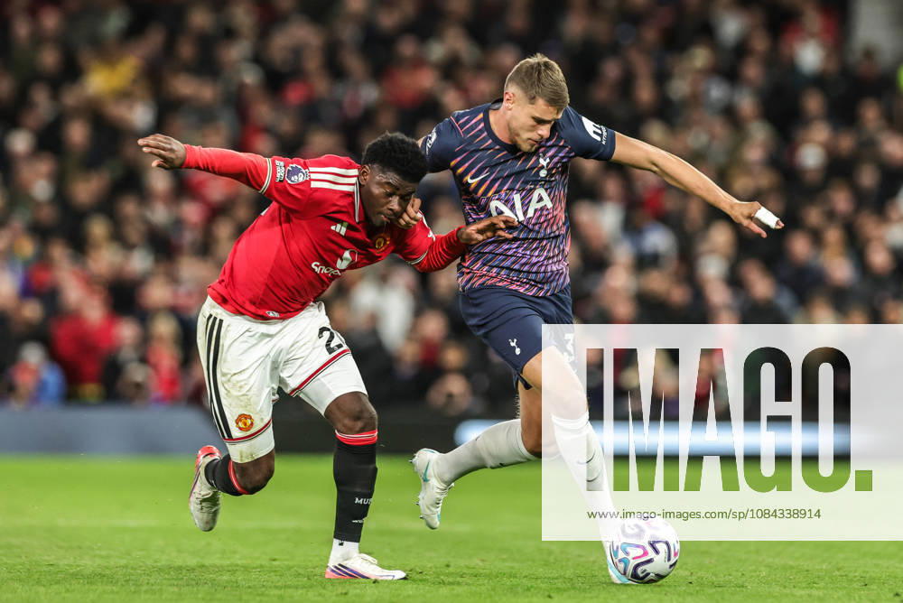 Premier League: Manchester United, ManU v Tottenham Hotspur Carlos Baleba of Manchester United and Mykhaylo Mudryk of Tottenham Hotspur battle for the ball during the Premier League match Manchester United vs Tottenham Hotspur at Old Trafford, Manchester, United Kingdom on 10 October 2026 (Photo by Mark Cosgrove News Images) Manchester Old Trafford Greater Manchester United Kingdom