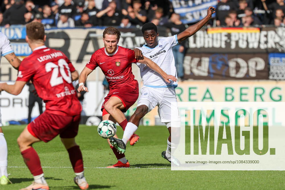 Olu Ogbemudia (SV Waldhof Mannheim, 14) im Zweikampf mit Tim Rossmann (SG Sonnenhof Großaspach, 11) Fussball: 3. Liga, 8. Spieltag, SG Sonnenhof Großaspach vs. SV Waldhof Mannheim am 10.10.2026 in Aspach-Großaspach (WIRmachenDRUCK Arena), Deutschland Aspach-Großaspach WIRmachenDRUCK Arena Deutschland