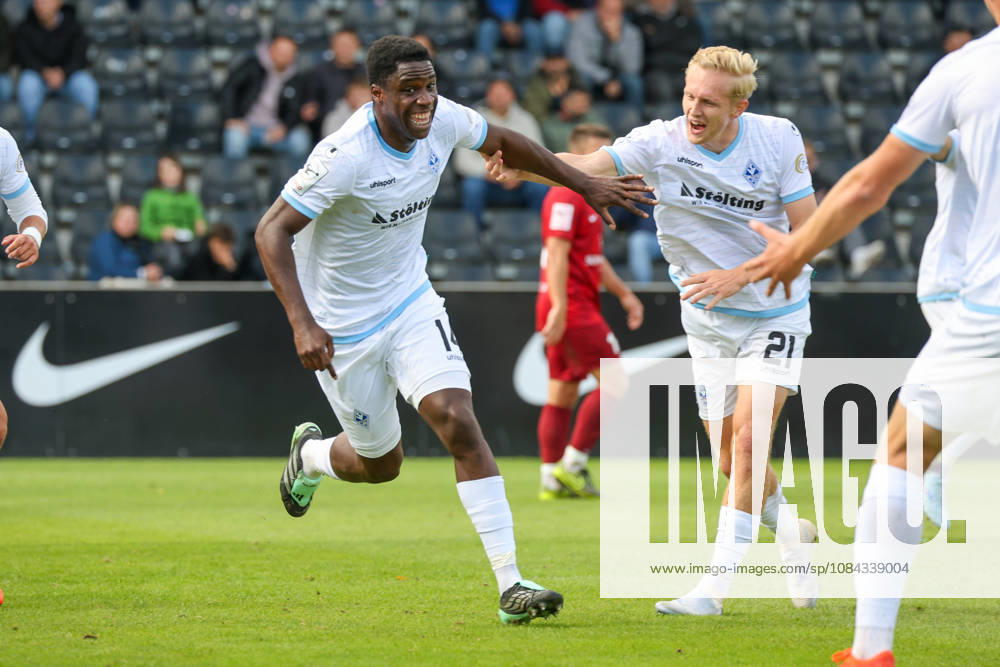 Olu Ogbemudia (SV Waldhof Mannheim, 14), Torschütze zum 1:2, Tor und Torjubel, Gestik, Freude, Emotionen mit Julian Rieckmann (SV Waldhof Mannheim, 21) Fussball: 3. Liga, 8. Spieltag, SG Sonnenhof Großaspach vs. SV Waldhof Mannheim am 10.10.2026 in Aspach-Großaspach (WIRmachenDRUCK Arena), Deutschland Aspach-Großaspach WIRmachenDRUCK Arena Deutschland