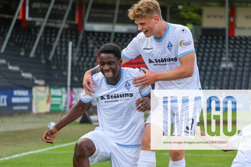 Olu Ogbemudia (SV Waldhof Mannheim, 14), Torschütze zum 1:2, Tor und Torjubel, Gestik, Freude, Emotionen mit Moritz Malik Polte (SV Waldhof Mannheim, 3) Fussball: 3. Liga, 8. Spieltag, SG Sonnenhof Großaspach vs. SV Waldhof Mannheim am 10.10.2026 in Aspach-Großaspach (WIRmachenDRUCK Arena), Deutschland Aspach-Großaspach WIRmachenDRUCK Arena Deutschland