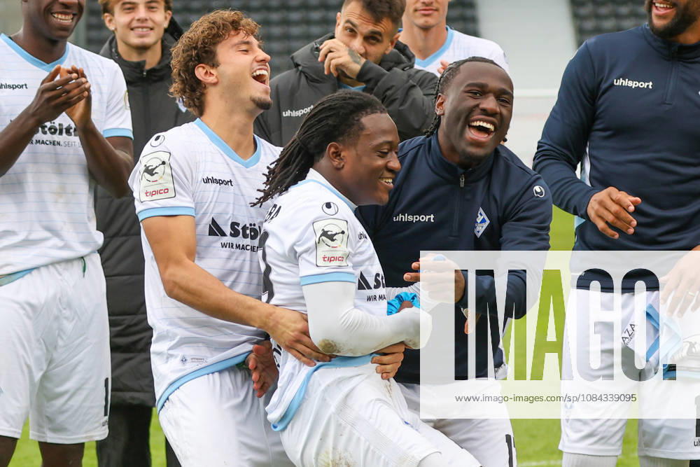 Von links: Lovis Bierschenk (SV Waldhof Mannheim, 7), Nolan Muteba N Tumba (SV Waldhof Mannheim, 29), Darnell Keumo (SV Waldhof Mannheim, 17), Freude nach dem 1:5 Erfolg Fussball: 3. Liga, 8. Spieltag, SG Sonnenhof Großaspach vs. SV Waldhof Mannheim am 10.10.2026 in Aspach-Großaspach (WIRmachenDRUCK Arena), Deutschland Aspach-Großaspach WIRmachenDRUCK Arena Deutschland