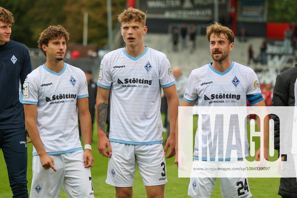 Von links: Lovis Bierschenk (SV Waldhof Mannheim, 7), Moritz Malik Polte (SV Waldhof Mannheim, 3), Lukas Klünter (SV Waldhof Mannheim, 24), Freude nach dem 1:5 Erfolg Fussball: 3. Liga, 8. Spieltag, SG Sonnenhof Großaspach vs. SV Waldhof Mannheim am 10.10.2026 in Aspach-Großaspach (WIRmachenDRUCK Arena), Deutschland Aspach-Großaspach WIRmachenDRUCK Arena Deutschland