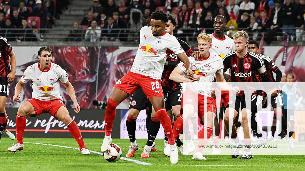 Fußball Bundesliga, Saison 2026 2027, 5. Spieltag, RB Leipzig vs. SGE Eintracht Frankfurt (10.10.2026) Hackenvorlage Christopher Nkunku (Mittelstürmer RB Leipzig, Rückennummer 28) beim Bundesliga-Spiel Leipzig gegen Eintracht Frankfurt (10.10.2026). Leipzig Sachsen Deutschland Red-Bull Arena