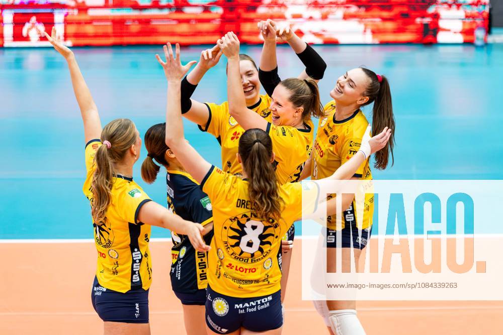 GER, Volleyball, Dekra 1.Bl, Frauen, Saison 26 27, Haputrunde, VfB Suhl Lotto Thueringen - Skurios Volleys Borken Lara Nagels (VfB Suhl Lotto Thueringen) jubelt gemeinsam mit ihrer Mannschaft nach dem 3:0 Heimsieg gegen Skurios Volleys Borken 98527 Suhl Sporthalle Wolfsgrube Thüringen Deutschland