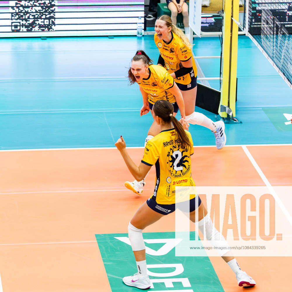 GER, Volleyball, Dekra 1.Bl, Frauen, Saison 26 27, Haputrunde, VfB Suhl Lotto Thueringen - Skurios Volleys Borken Emma Boyd (VfB Suhl Lotto Thueringen)jubelt gemeinsam mit Irene del Carmen Ramos Mencia (VfB Suhl Lotto Thueringen) und Lea Feistritzer (VfB Suhl Lotto Thueringen) 98527 Suhl Sporthalle Wolfsgrube Thüringen Deutschland