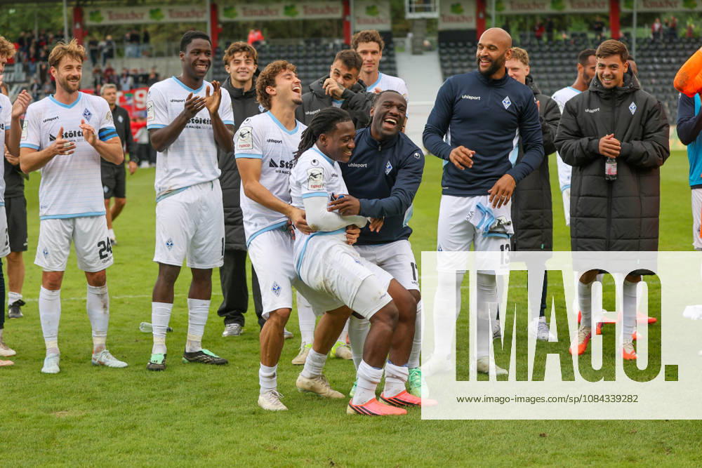 Team SV Waldhof Mannheim Freude nach dem 1:5 Erfolg Fussball: 3. Liga, 8. Spieltag, SG Sonnenhof Großaspach vs. SV Waldhof Mannheim am 10.10.2026 in Aspach-Großaspach (WIRmachenDRUCK Arena), Deutschland Aspach-Großaspach WIRmachenDRUCK Arena Deutschland