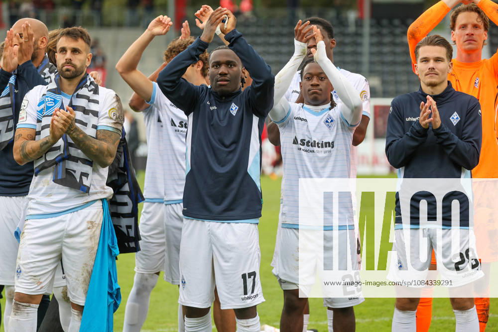 Von links: Goncalo Gregorio (SV Waldhof Mannheim, 9), Darnell Keumo (SV Waldhof Mannheim, 17), Nolan Muteba N Tumba (SV Waldhof Mannheim, 29), Diego Michel (SV Waldhof Mannheim, 28), Freude nach dem 1:5 Erfolg Fussball: 3. Liga, 8. Spieltag, SG Sonnenhof Großaspach vs. SV Waldhof Mannheim am 10.10.2026 in Aspach-Großaspach (WIRmachenDRUCK Arena), Deutschland Aspach-Großaspach WIRmachenDRUCK Arena Deutschland