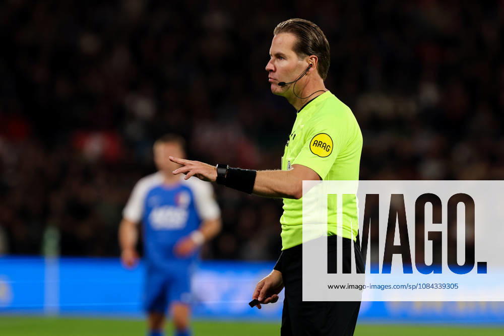 2026-10-10 Feyenoord v AZ Alkmaar - Dutch Eredivisie ROTTERDAM, NETHERLANDS - OCTOBER 10: Referee Danny Makkelie gestures during the Dutch Eredivisie match between Feyenoord and AZ Alkmaar at Stadion Feijenoord on October 10, 2026 in Rotterdam, Netherlands. Rotterdam Stadion Feijenoord Netherlands Content not available for redistribution in The Netherlands directly or indirectly through any third parties.