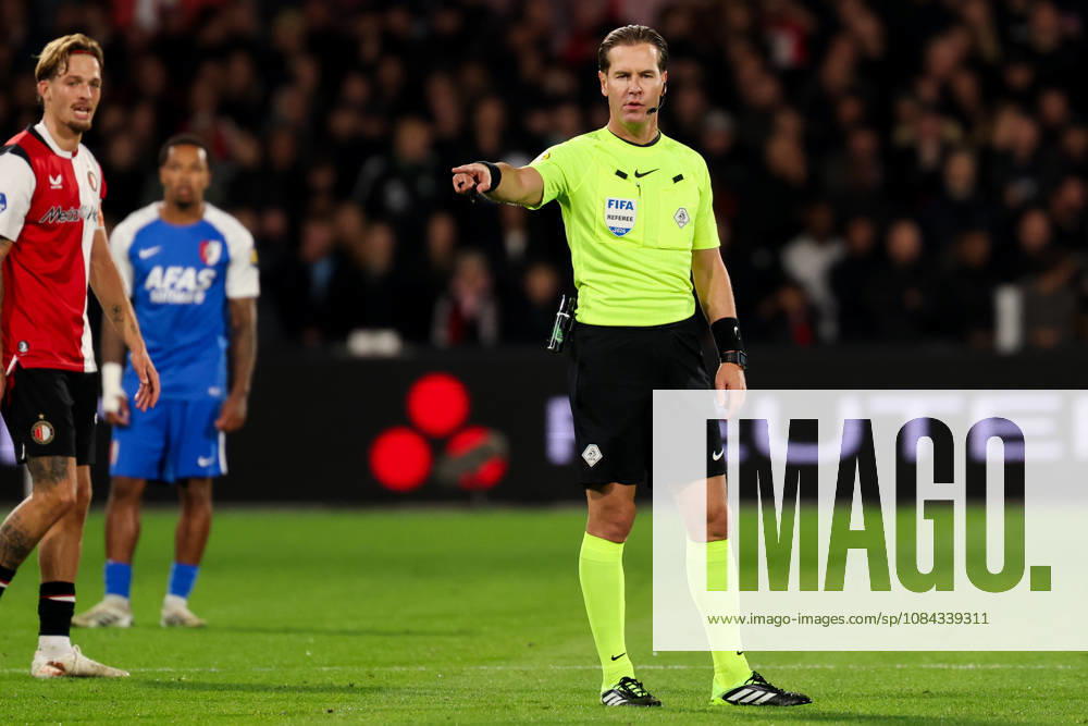 2026-10-10 Feyenoord v AZ Alkmaar - Dutch Eredivisie ROTTERDAM, NETHERLANDS - OCTOBER 10: Referee Danny Makkelie gestures during the Dutch Eredivisie match between Feyenoord and AZ Alkmaar at Stadion Feijenoord on October 10, 2026 in Rotterdam, Netherlands. Rotterdam Stadion Feijenoord Netherlands Content not available for redistribution in The Netherlands directly or indirectly through any third parties.