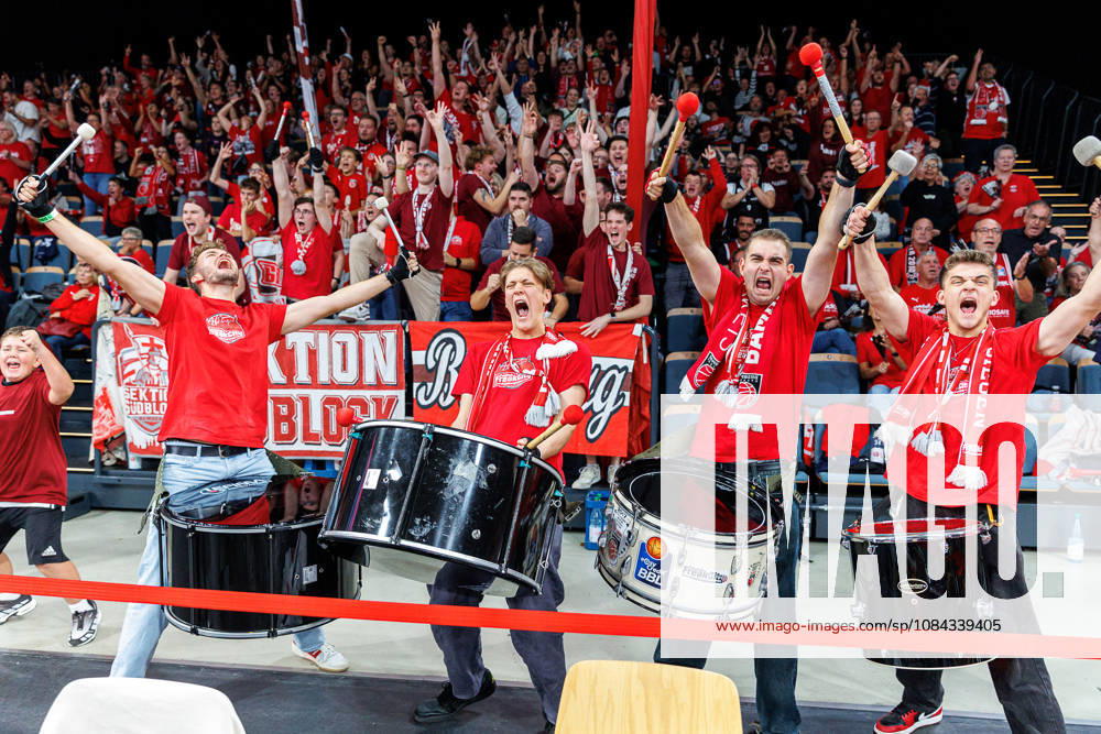 Fan, Fans, Zuschauer, jubelt, Jubel, positive Emotionen, positive Emotion, Symbolbild, Symbolfoto, Themenfoto, Themenbild, Trommel, Trommler, BMA365 Bamberg Baskets vs. Syntainics MBC, Basketball, easyCredit BBL, 5. Spieltag, 10.10.2026 BMA365 Bamberg Baskets vs. Syntainics MBC, Basketball, easyCredit BBL, 5. Spieltag, 10.10.2026 Bamberg