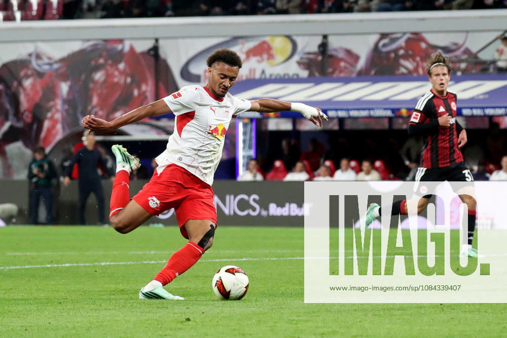Fussball 1.Bundesliga, RB Leipzig - Eintracht Frankfurt v.l. Tidiam Gomis (RB Leipzig) Torschuetze, erzielt das Tor, Treffer, scores the goal 6:0 Leipzig